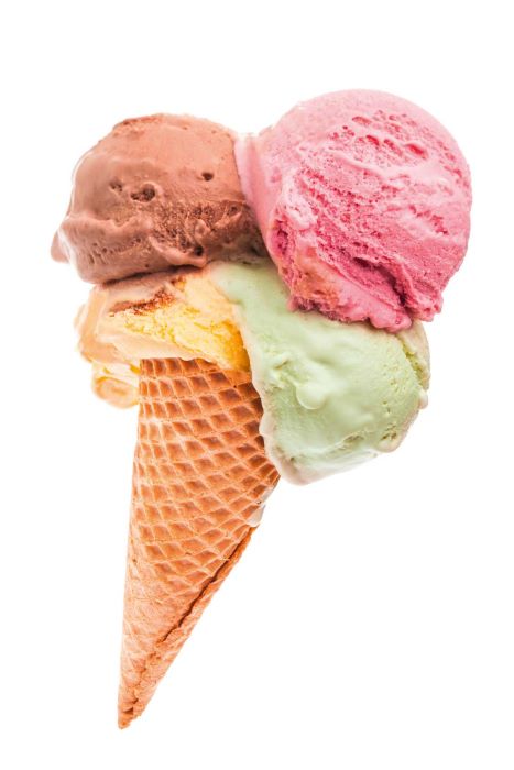 Ein Eis mit 4 Kugeln in der Waffel.